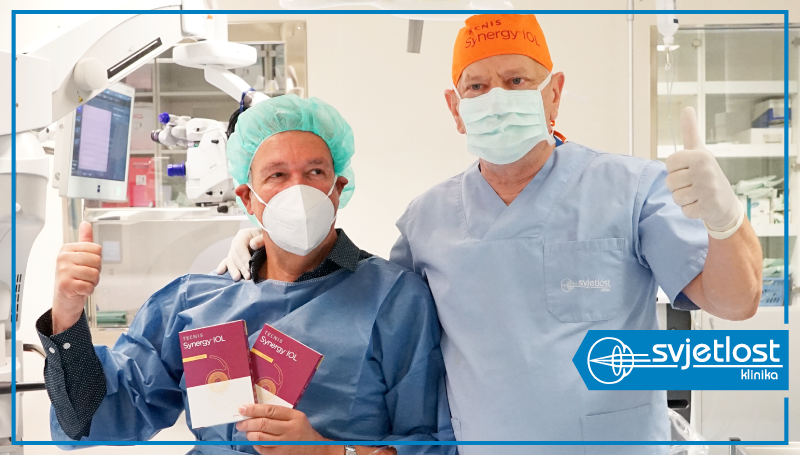 Prim. dr. Igor Žuljan s druge strane operacijskog mikroskopa